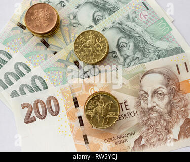 Tschechische Münze auf den verschiedenen tschechischen Banknoten Geld wie Hintergrund. Hundert Kronen, zwei hundert Kronen, zwanzig Kronen Münzen, 10 Stockfoto