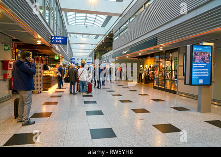Düsseldorf, Deutschland - ca. Oktober 2018: die Innere Aufnahme der Flughafen Düsseldorf. Stockfoto
