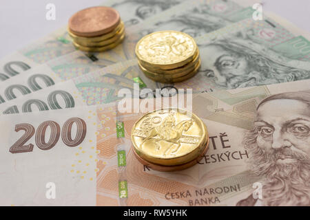 Tschechische Münze auf den verschiedenen tschechischen Banknoten Geld wie Hintergrund. Hundert Kronen, zwei hundert Kronen, zwanzig Kronen Münzen Stockfoto