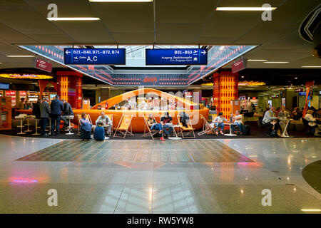 Düsseldorf, Deutschland - ca. Oktober 2018: die Innere Aufnahme der Flughafen Düsseldorf. Stockfoto