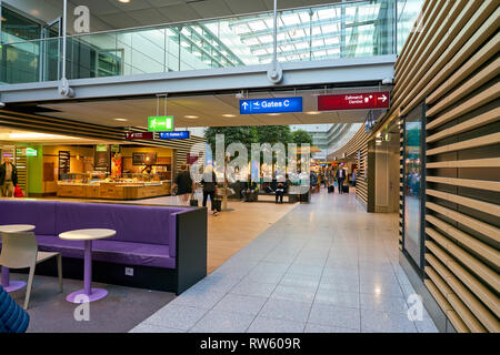 Düsseldorf, Deutschland - ca. Oktober 2018: die Innere Aufnahme der Flughafen Düsseldorf. Stockfoto