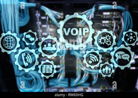 VoIP Voice over IP auf dem Bildschirm mit einem unscharfen Hintergrund des Serverraums. Das Konzept der "Voice over Internet Protocol. Stockfoto