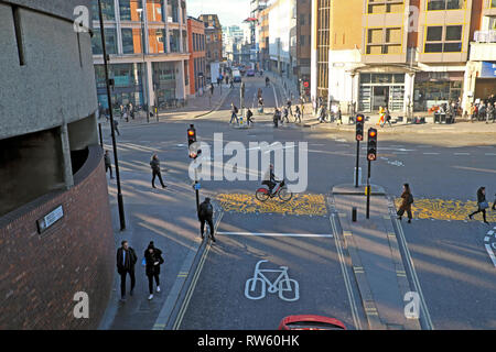 Rad weg, Radfahrer mit dem Rad auf einen Fußgängerüberweg und Fußgänger auf der Straße in der Nähe von Barbican Station Stadt London UK KATHY DEWITT Stockfoto