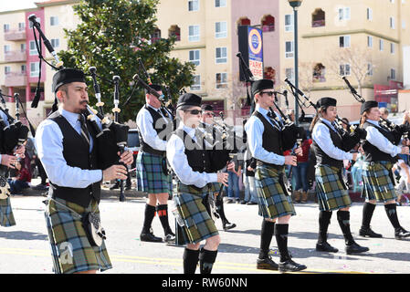 LOS ANGELES - Februar 9, 2019: Dudelsackpfeifer aus dem Pasadena Scots März und spielen in den Los Angeles Chinese New Year Parade. Stockfoto