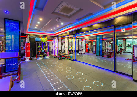 GM Life Fitness Health Club Innenraum mit Fitnessgeräten und Übung Maschine in Krabi, Thailand gefüllt. Stockfoto