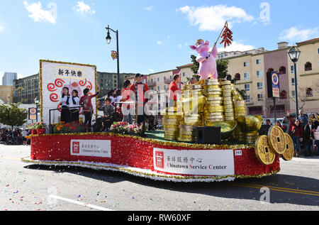 LOS ANGELES - Februar 9, 2019: Die chinatown Service Center Schwimmer am Los Angeles Chinese New Year Parade. Stockfoto