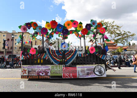 LOS ANGELES - Februar 9, 2019: Club Guadalajara Schwimmer am Los Angeles Chinese New Year Parade. Stockfoto