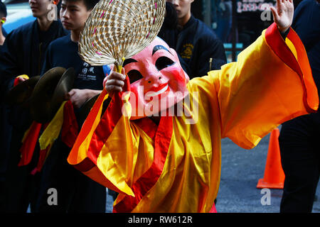 LOS ANGELES - Februar 9, 2019: Darsteller in Kostüm im Golden Dragon Parade Feiern zum chinesischen Neujahrsfest. Stockfoto