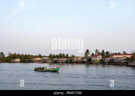 Kambodscha, Kampot Province, Kampot, Fischerboot auf Kampong Bay River bei Sonnenuntergang, Brücke Stockfoto