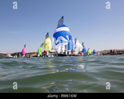 Salcombe ist ein Knotenpunkt des Segelns Aktivität im Sommer. Diese Aufnahme wurde mit einem Nauticam Unterwasser Gehäuse wie die Yachten segelten durch. Stockfoto