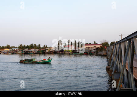 Kambodscha, Kampot Province, Kampot, Fischerboot auf Kampong Bay River bei Sonnenuntergang, Brücke Stockfoto