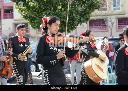 LOS ANGELES - Februar 9, 2019: Mariachi Musiker am Golden Dragon Parade Feiern zum chinesischen Neujahrsfest. Stockfoto