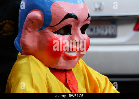 LOS ANGELES - Februar 9, 2019: Maskierte Performer im Golden Dragon Parade Feiern zum chinesischen Neujahrsfest. Stockfoto