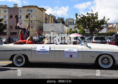 LOS ANGELES - Februar 9, 2019: Bürgermeister Eric Garcetti Wellen zu den Zuschauern während der Chinese New Year Parade in Chinatown, Los Angeles. Stockfoto