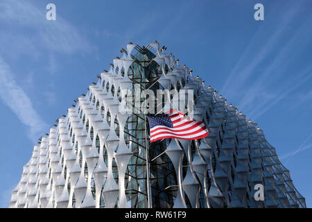 Die US-Botschaft mit dem Sternenbanner amerikanische Flagge in Nine Elms Lane, Wandsworth, London England UK KATHY DEWITT Stockfoto