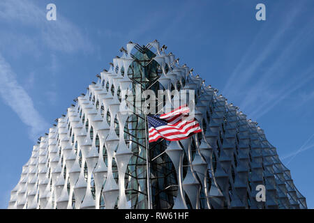 Die neue US-Botschaft mit dem Sternenbanner Flagge in Nine Elms Lane, Wandsworth, London England UK KATHY DEWITT Stockfoto