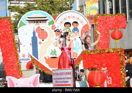 LOS ANGELES - Februar 9, 2019: Miss Taiwan Amerika auf der Taipei Wirtschafts- und Kulturbüro Schwimmer am Golden Dragon Parade, feiert die Stockfoto