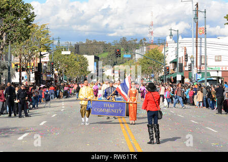 LOS ANGELES - Februar 9, 2019: Thai Community Banner und Demonstranten im Golden Dragon Parade Feiern zum chinesischen Neujahrsfest. Stockfoto