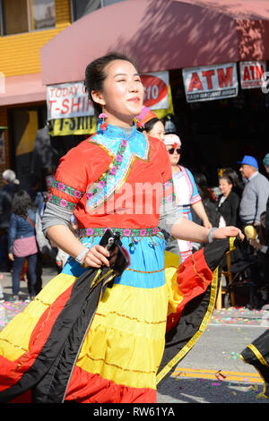 LOS ANGELES - Februar 9, 2019: Weiblich Thai Performer in Buntes Kleid im Golden Dragon Parade Feiern zum chinesischen Neujahrsfest. Stockfoto