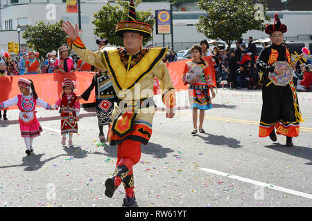 LOS ANGELES - Februar 9, 2019: Thai Darsteller in der traditionellen Tracht im Golden Dragon Parade Feiern zum chinesischen Neujahrsfest. Stockfoto