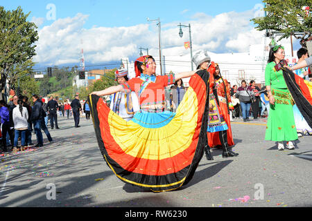 LOS ANGELES - Februar 9, 2019: Thai Frauen in massivem Messing Kostüm an der Los Angeles Chinese New Year Parade. Stockfoto