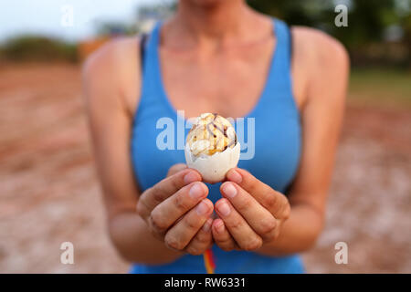 Frau mit fetalen Ente Balut Eier in der Schale, Kampot, Kambodscha Stockfoto