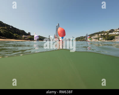 Salcombe ist ein Knotenpunkt des Segelns Aktivität im Sommer. Diese Aufnahme wurde mit einem Nauticam Unterwasser Gehäuse wie die Yachten segelten durch. Stockfoto