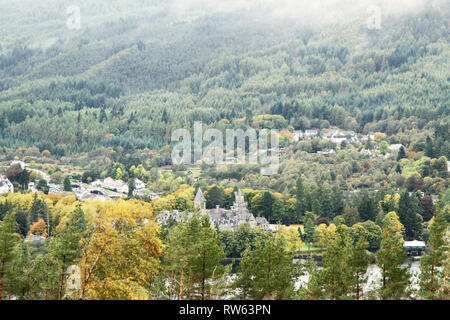 Blick auf die historische Gemeinde Dorf Fort Augustus am Rand des berühmten Loch Ness in Schottland. Landschaft mit Herbst Jahreszeit Co Stockfoto