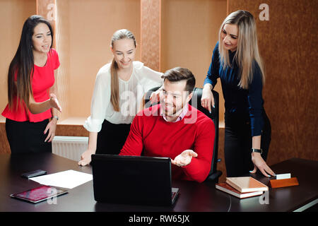 Gruppe von lächelnden inspiriert junge Geschäftsleute zusammen arbeiten im Büro. Stockfoto