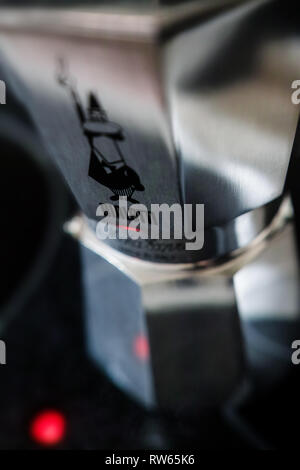 Eine enge Sicht der Moka Express Bialetti Kaffeemaschine. Stockfoto