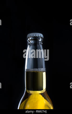 Bierflasche isoliert auf schwarz Stockfoto