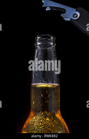 Bierflasche isoliert auf schwarz Stockfoto