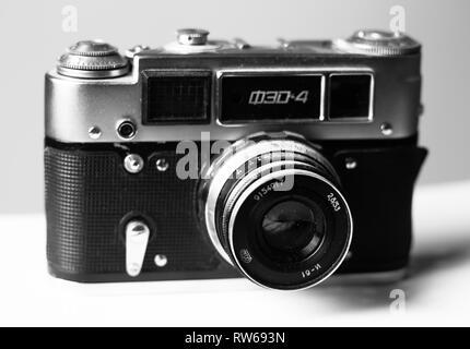 Es ist eine analoge Kamera mit einer Linse. Das Bild ist schwarz und weiß. Stockfoto