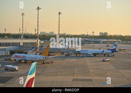 Düsseldorf, Deutschland - ca. Oktober 2018: Flugzeug auf der Rollbahn am Flughafen Düsseldorf. Stockfoto