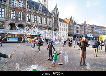 GENT, Belgien - 17. FEBRUAR 2019: Seife Bälle auf dem Platz. Das Kind freut sich Stockfoto