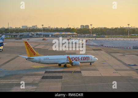 Düsseldorf, Deutschland - ca. Oktober 2018: Flugzeug Taxi am Flughafen Düsseldorf. Stockfoto