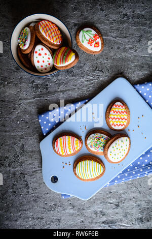 Hausgemachte Easter egg Sugar Cookies mit Royal icing Stockfoto