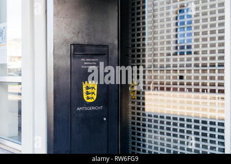 Karlsruhe, Deutschland - 29.Oktober 2017: Post Postfach Amtsgericht von Deutsch als Amtsgericht am Eingang des Gebäudes übersetzt Stockfoto