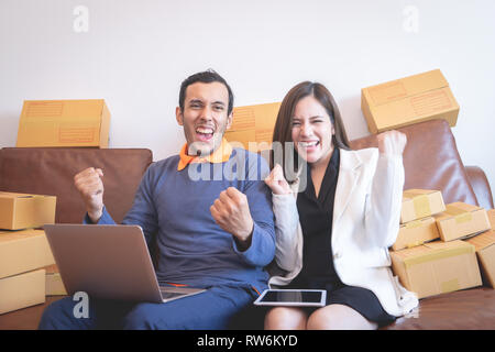 Team von Freunden feiert Erfolg im On-line-Bestellung Erfolg Stockfoto