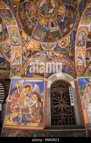 Religiöse Fresken auf der Außenseite der Geburtskirche im Rila-Kloster Rila, Bulgarien, Osteuropa Stockfoto