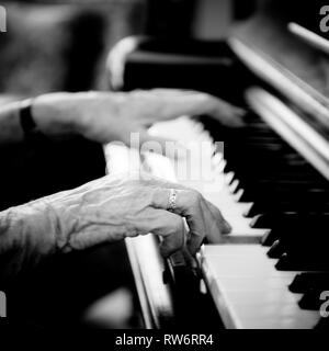 Die 96-jährige Jean McDougall Klavier spielt in ihrem Haus. Ihre schönen texturierte Hände fliegen über die Tasten des Klaviers. Stockfoto