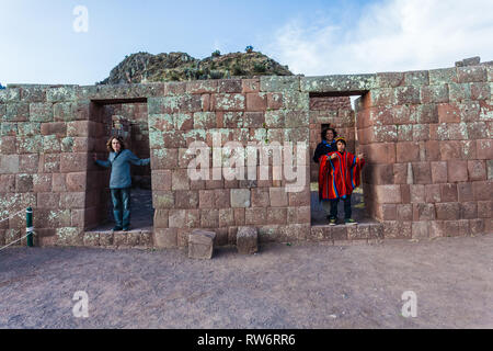 Pisac, Cusco, Peru, Juli 2018: Touristen, die in den Ruinen von Pisac sind von dem Fotografen an den Türen von einem der Zimmer des Intihuata erfasst Stockfoto