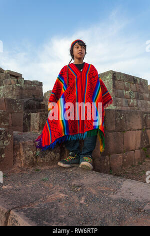 Pisac, Cusco, Peru, Juli 2018: Touristen, die in den Ruinen von Pisac werden von der Fotograf an der woll Eines der Zimmer des Intihuatan erfasst Stockfoto