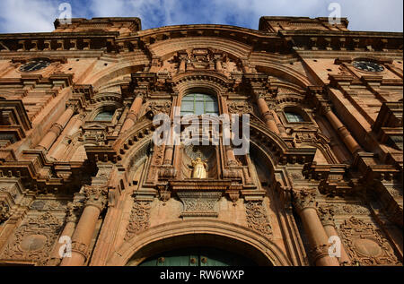 Die barocke Fassade im Stil des jesuitischen Compania de Jesus Kirche im historischen Stadtzentrum von Cusco, Peru. Stockfoto