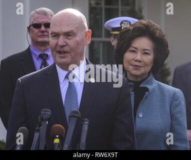 Washington, District of Columbia, USA. 4 Mär, 2019. Admiral Mark Buzby, Administrator der United States Maritime Administration, spricht mit Reportern nach der Teilnahme an einem feierlichen Unterzeichnung für eine Executive Order auf "Unterstützung der Übergang der Active Duty Service Mitglieder und Kriegsveteranen in den Merchant Marine'' im Weißen Haus in Washington, DC am Montag, 4. März 2019. Auf der rechten Seite ist US-Verkehrsministerin Elaine Chao Credit: Ron Sachs/CNP/ZUMA Draht/Alamy leben Nachrichten Stockfoto