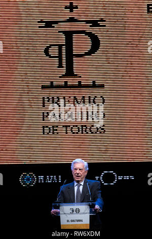 Madrid, Spanien. 4 Mär, 2019. Mario Vargas Llosa beobachtet, als er während der PX Paquiro Awards Edition in Madrid. Credit: Jesus Hellin/SOPA Images/ZUMA Draht/Alamy leben Nachrichten Stockfoto