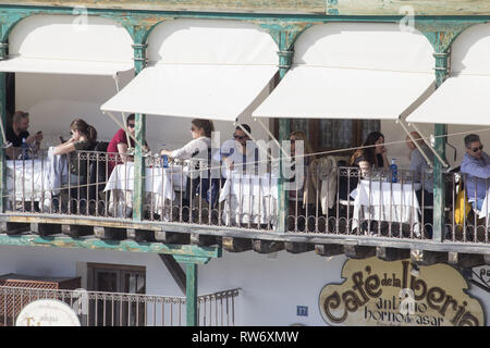 März 3, 2019 - ChinchÃ³N, Spanien - Touristen werden gesehen, Essen von den Terrassen des Plaza Mayor de Chinchon während der Messe Während der Karneval von ChinchÃ³n 2019, Madrid Stadt tritt zurück in der Zeit, wo der mittelalterlichen Epoche über die Straßen und dem berühmten Platz nimmt. Diese Idee entwickelt seit 2004 Jahr für Jahr zu einem kulturellen und touristischen Bezug im südöstlichen Bereich von Madrid. Credit: Lito Lizana/SOPA Images/ZUMA Draht/Alamy leben Nachrichten Stockfoto
