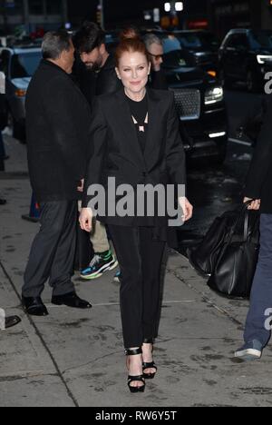 New York, NY, USA. 4 Mär, 2019. Julianne Moore heraus und über für Celebrity Candids-MON, New York, NY, 4. März 2019. Credit: Kristin Callahan/Everett Collection/Alamy leben Nachrichten Stockfoto