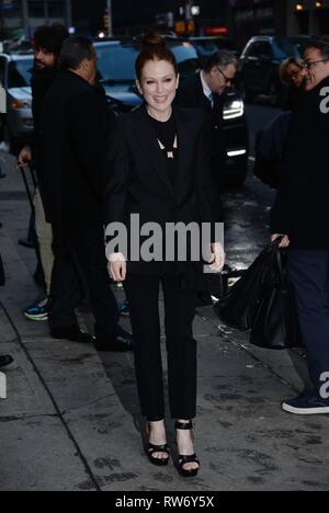 New York, NY, USA. 4 Mär, 2019. Julianne Moore heraus und über für Celebrity Candids-MON, New York, NY, 4. März 2019. Credit: Kristin Callahan/Everett Collection/Alamy leben Nachrichten Stockfoto