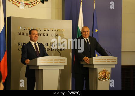 Sofia, Bulgarien. 4 Mär, 2019. Der russische Ministerpräsident Dimitri Medwedew (L) und der bulgarische Ministerpräsident Bojko Borissow einer gemeinsamen Pressekonferenz in Sofia, Hauptstadt von Bulgarien, 4. März 2019 teil. Bulgarien und Russland hier am Montag bei einem Besuch des russischen Ministerpräsidenten Dmitri Medwedew bekräftigten ihre Bereitschaft, die bilateralen Beziehungen auf der Grundlage der traditionellen Freundschaft und eine breite Palette von Möglichkeiten entwickeln. Credit: Zhan Xiaoyi/Xinhua/Alamy leben Nachrichten Stockfoto